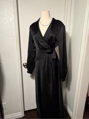 Boohoo beautiful  Black Satin Occasion Dress - SEE VIDEO